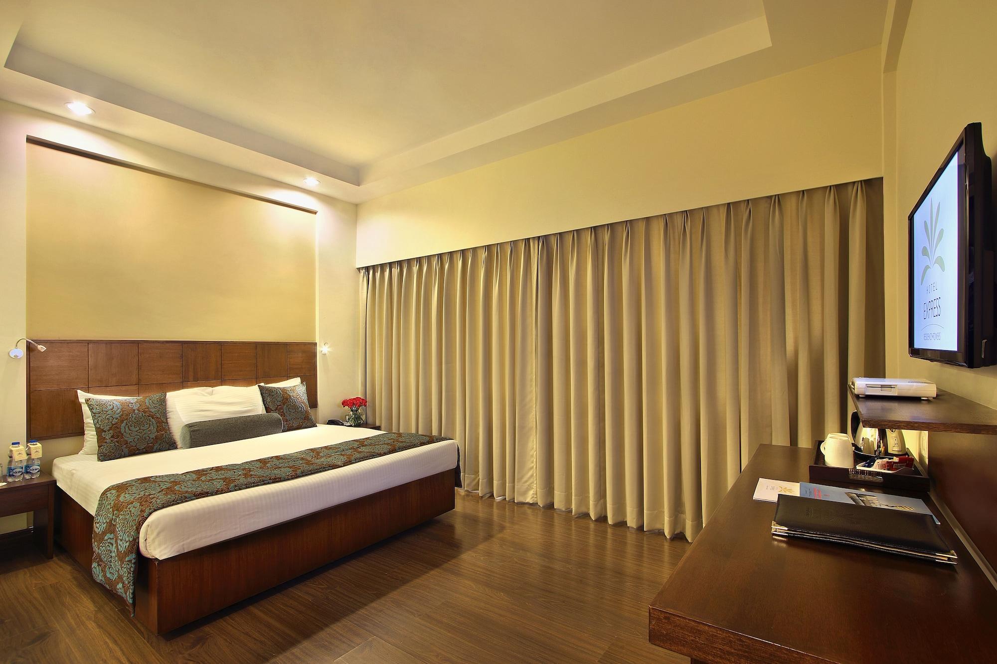 Hotel Express Towers Vadodara Esterno foto