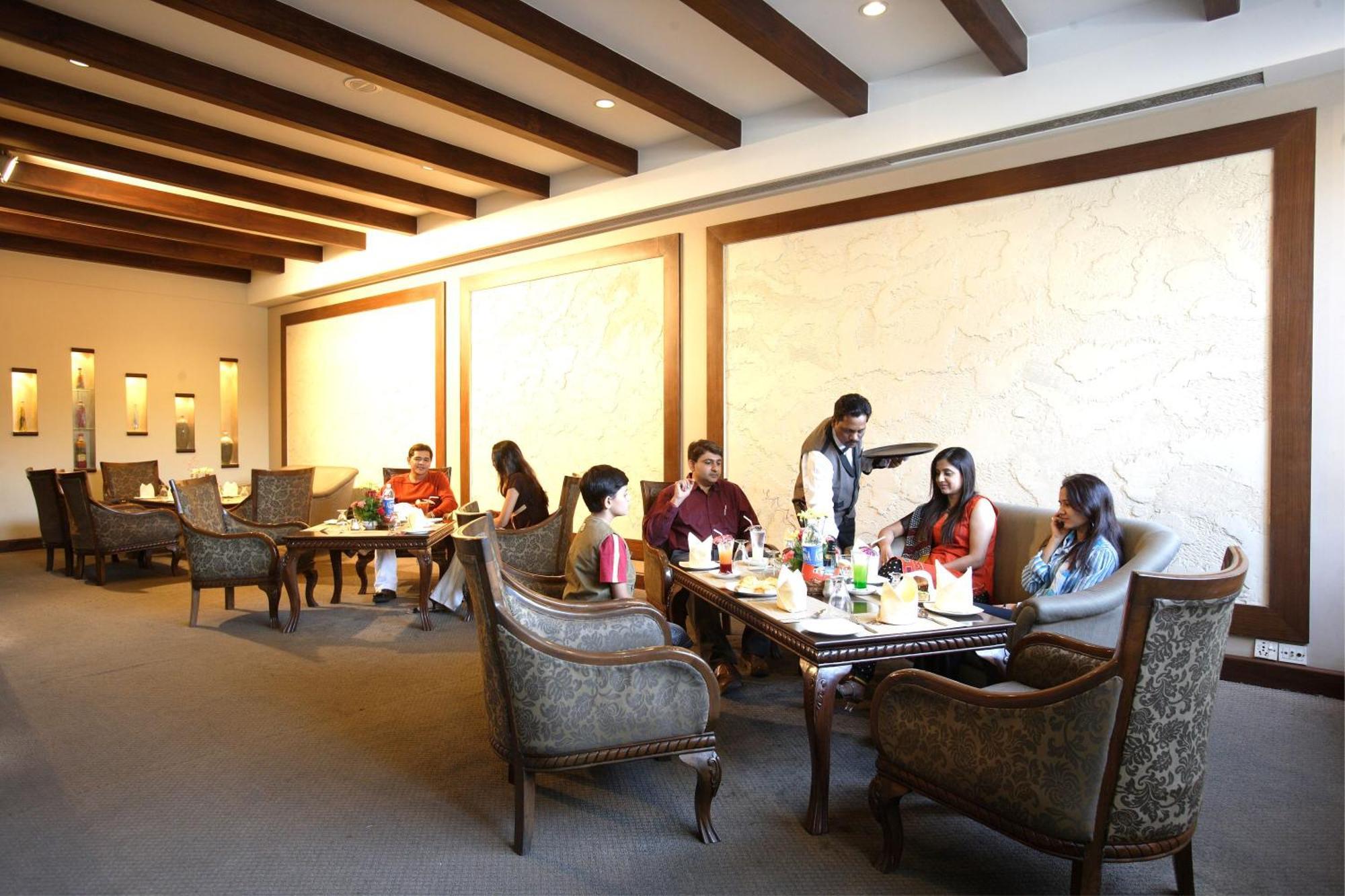 Hotel Express Towers Vadodara Esterno foto
