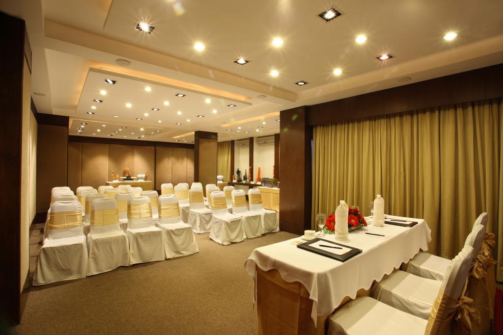 Hotel Express Towers Vadodara Esterno foto