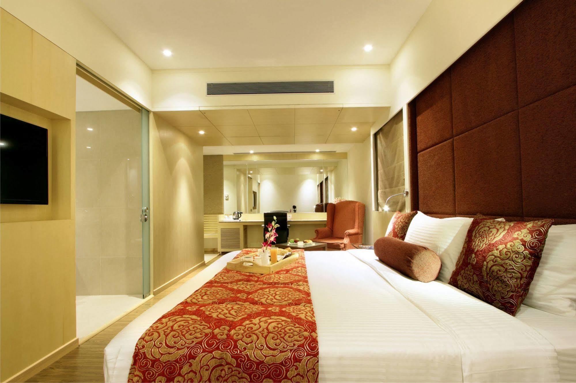 Hotel Express Towers Vadodara Esterno foto